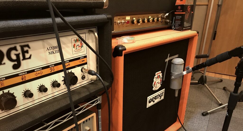 The all-tube amp head, 4x10 cabinet and microphone used to record FuruBass-JB1965